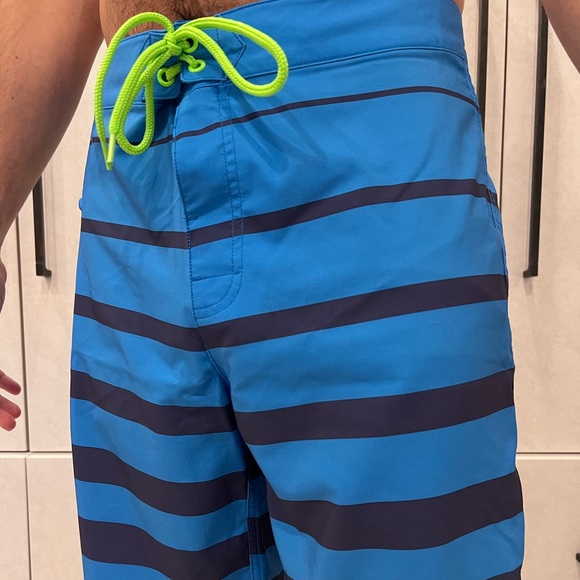 Vineyard Vines men’s board shorts blue striped unlined sz 32